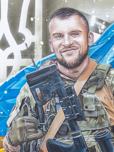 У Харкові на Салтівці є стінопис, присвячений Ювеліру: "Тіло Олега досі не знайдено після боїв під Дементіївкою" У Харкові на Салтівці є стінопис, присвячений Ювеліру: "Тіло Олега досі не знайдено після боїв під Дементіївкою"