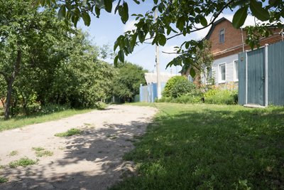 “П’ять років онуці, не знає де бабуся живе”: мешканці Загірського про життя під дронами РФ