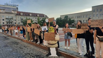 "Плануємо і завтра виходити". У кропивницькому п’ятий день мітингували на підтримку ексміністра Федорова "Плануємо і завтра виходити". У кропивницькому п’ятий день мітингували на підтримку ексміністра Федорова