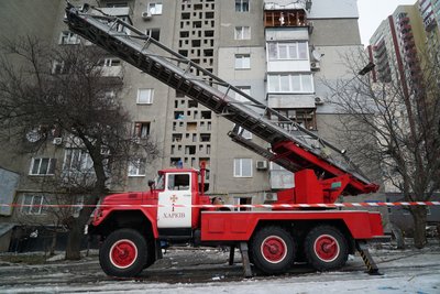 Автомобіль ДСНС біля будинку, в який влучив російський БпЛА у Шеченківському районі Харкова, 2 березня 2026 року Автомобіль ДСНС біля будинку, в який влучив російський БпЛА у Шеченківському районі Харкова, 2 березня 2026 року