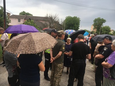 Жителі Баранівки на Житомирщині знову прийшли під ТЦК: вимагають справедливого розслідування справи про побиття чоловіка Жителі Баранівки на Житомирщині знову прийшли під ТЦК: вимагають справедливого розслідування справи про побиття чоловіка