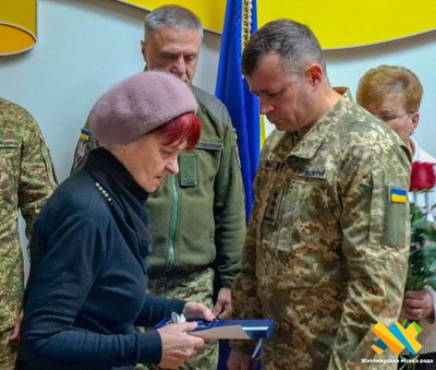 У Житомирі родинам загиблих військових передали державні нагороди У Житомирі родинам загиблих військових передали державні нагороди