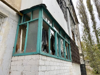 "Сильні вибухи були. Повилітало скло, рами погнуло". Що говорять очевидці про обстріл Дніпровського району Херсона "Сильні вибухи були. Повилітало скло, рами погнуло". Що говорять очевидці про обстріл Дніпровського району Херсона