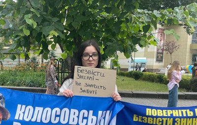 Акція "Не мовчи! Полон вбиває!" об’єднала десятки родин зниклих і полонених у Рівному Акція "Не мовчи! Полон вбиває!" об’єднала десятки родин зниклих і полонених у Рівному