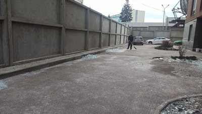 "Головне, що всі живі": кияни прибирають пошкоджені "Шахедом" квартири