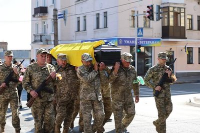 Провели «живим коридором»: у громаді на Черкащині поховали захисника Провели «живим коридором»: у громаді на Черкащині поховали захисника