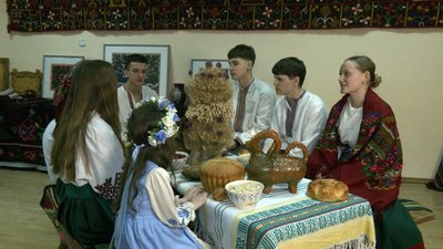 Молодіжний фольклорний клуб із Вінниччини підготував виставу до Різдва Молодіжний фольклорний клуб із Вінниччини підготував виставу до Різдва