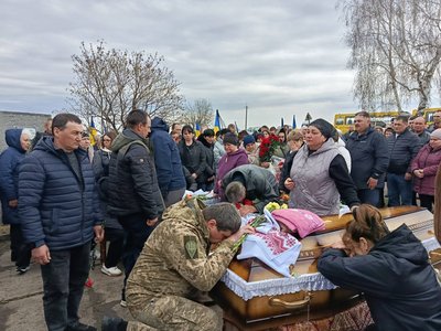У громаді на Черкащині попрощалися із загиблими унаслідок вибуху БпЛА У громаді на Черкащині попрощалися із загиблими унаслідок вибуху БпЛА