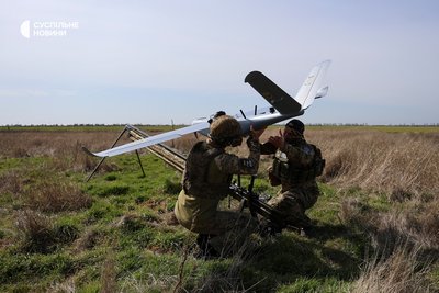 Аеророзвідники 34 ОБрБО з позивними "Шок" і "Сімба" ставлять безпілотник GOR на катапульту на позиції на Херсонщині Аеророзвідники 34 ОБрБО з позивними "Шок" і "Сімба" ставлять безпілотник GOR на катапульту на позиції на Херсонщині