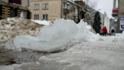 У Тернополі через ожеледицю травмувалися люди, вулиця Руська, бурульки, лід, 27 січня 2026 року