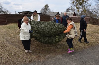 Сплели 40 000 квадратних метрів маскувальної сітки: як волонтерський гурт з Житомирщини допомагає військовим Сплели 40 000 квадратних метрів маскувальної сітки: як волонтерський гурт з Житомирщини допомагає військовим