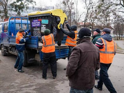 У Полтаві почали оновлювати сміттєві баки У Полтаві почали оновлювати сміттєві баки