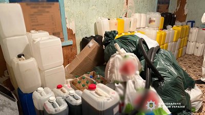 Прибуток щомісяця сягав понад 25 млн грн: на Чернігівщині поліція затримала 5 чоловіків, яких підозрюють у наркобізнесі Прибуток щомісяця сягав понад 25 млн грн: на Чернігівщині поліція затримала 5 чоловіків, яких підозрюють у наркобізнесі
