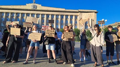 Черкасці втретє вийшли на мітинг проти звільнення Федорова Черкасці втретє вийшли на мітинг проти звільнення Федорова