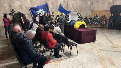 Прощання з полеглим поліцейським Романом Кравченком, Харків, 21 березня 2025 року Прощання з полеглим поліцейським Романом Кравченком, Харків, 21 березня 2025 року
