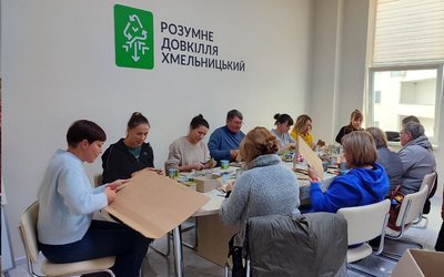 Волонтери під час виготовлення окопних свічок в офісі "Розумне довкілля. Хмельницький" для військових
