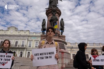В Одесі біля пам'ятника Катерині II — акція протесту В Одесі біля пам'ятника Катерині II — акція протесту