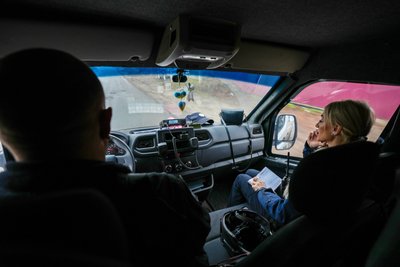 "Дайте мені будинок — я поїду". Як спецпідрозділ поліції вивозить з Краснопілля людей "Дайте мені будинок — я поїду". Як спецпідрозділ поліції вивозить з Краснопілля людей