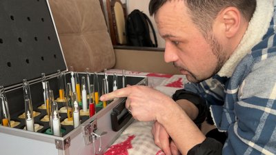 Костянтин зберігає скульптури у спеціальному кейсі, лютий 2026 року, Хмельниччина Костянтин зберігає скульптури у спеціальному кейсі, лютий 2026 року, Хмельниччина
