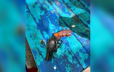 У Черкасах затримали чоловіка, який під час стріляв з пістолета посеред вулиці У Черкасах затримали чоловіка, який під час стріляв з пістолета посеред вулиці