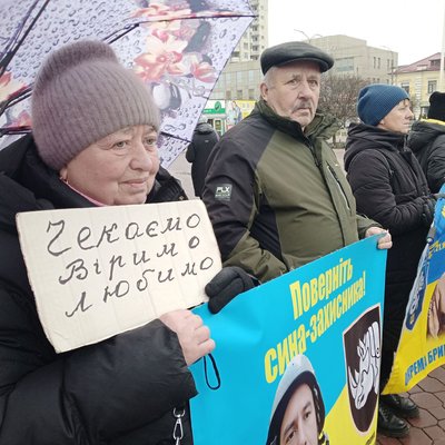Люди з плакатами на 175 акції "Поверніть героїв з полону. Знайдіть безвісти зниклих", 12 грудня 2025 року, Хмельницький Люди з плакатами на 175 акції "Поверніть героїв з полону. Знайдіть безвісти зниклих", 12 грудня 2025 року, Хмельницький