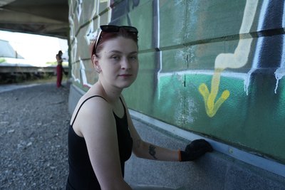 Очищують від графіті й ґрунтують фасад. На території цирку у Дніпрі влаштували толоку
