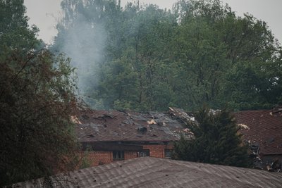 Готельний комплекс у Харкові горів після влучання ударних безпілотників 6 травня 2025 року Готельний комплекс у Харкові горів після влучання ударних безпілотників 6 травня 2025 року