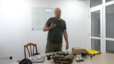 Волонтер з Литви привіз для оборонців Чернігівщини бронежилети, дрони, прилади нічного бачення та турнікети Волонтер з Литви привіз для оборонців Чернігівщини бронежилети, дрони, прилади нічного бачення та турнікети