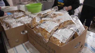 "Сухі борщі" для оборонців готують волонтерки з Вінниччини "Сухі борщі" для оборонців готують волонтерки з Вінниччини
