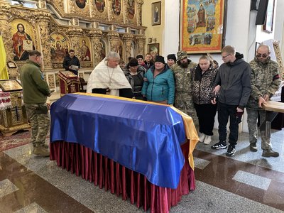 У Полтаві попрощалися із солдатом Василем Мельником, який поліг на війні У Полтаві попрощалися із солдатом Василем Мельником, який поліг на війні