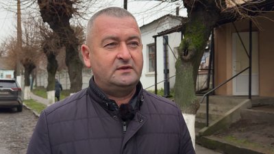 За словами Меджибізького селищного голови Олександра Ткача, трицикли купили за кошти із місцевого бюджету За словами Меджибізького селищного голови Олександра Ткача, трицикли купили за кошти із місцевого бюджету