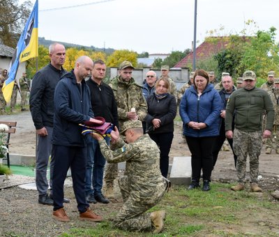 На Закарпатті попрощалися із полеглим захисником Анатолієм Лапицьким На Закарпатті попрощалися із полеглим захисником Анатолієм Лапицьким