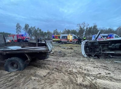 На Житомирщині зіткнулися мікроавтобус і вантажівка: чотири постраждалих, серед них дитина На Житомирщині зіткнулися мікроавтобус і вантажівка: чотири постраждалих, серед них дитина