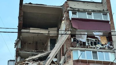 У будинку зруйновані стіни та поверхи У будинку зруйновані стіни та поверхи