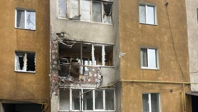 У пошкодженому через російський обстріл будинку побиті балкони У пошкодженому через російський обстріл будинку побиті балкони