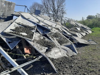 Руйнування на подвір'ї одного з пошкоджених будинків Руйнування на подвір'ї одного з пошкоджених будинків