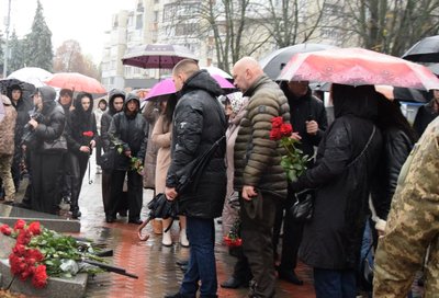Під дощем і з квітами: на Черкащині вшанували пам'ять учасників Революції Гідності Під дощем і з квітами: на Черкащині вшанували пам'ять учасників Революції Гідності