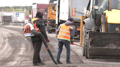"Люди колеса б'ють, диски, усе, що можна": як ремонтують трасу міжнародного значення на Рівненщині "Люди колеса б'ють, диски, усе, що можна": як ремонтують трасу міжнародного значення на Рівненщині