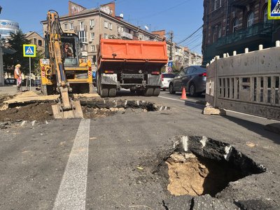 У центрі Дніпра утворилося провалля: будинки без води, на дорогах — затори У центрі Дніпра утворилося провалля: будинки без води, на дорогах — затори