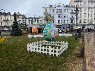 У Вінниці встановили велетенські писанки У Вінниці встановили велетенські писанки