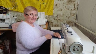 Жителька Малина Галина Гулак безоплатно шиє і ремонтує одяг для військових