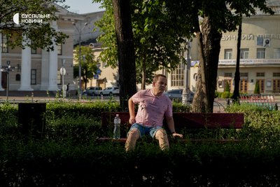 чоловік відпочиває у спекотний день на лавці у сквері на Контрактовій площі у Києві, 13 липня 2024 року чоловік відпочиває у спекотний день на лавці у сквері на Контрактовій площі у Києві, 13 липня 2024 року