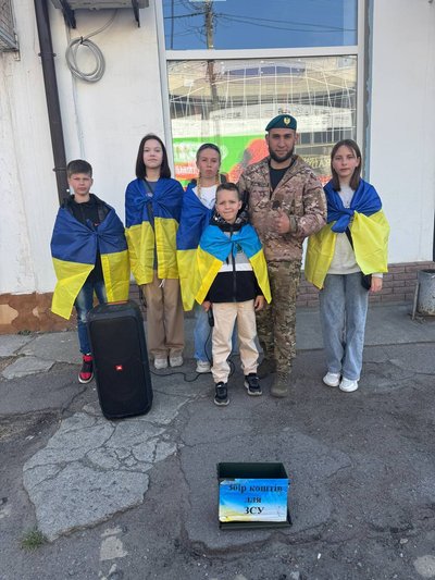 Волонтери з Черкащини вуличними співами зібрали 800 тисяч гривень для армії Волонтери з Черкащини вуличними співами зібрали 800 тисяч гривень для армії
