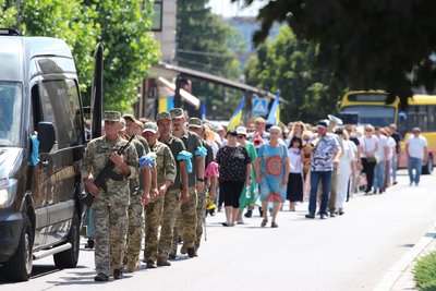 На щиті: в Умані на Черкащині попрощались з військовослужбовцем На щиті: в Умані на Черкащині попрощались з військовослужбовцем
