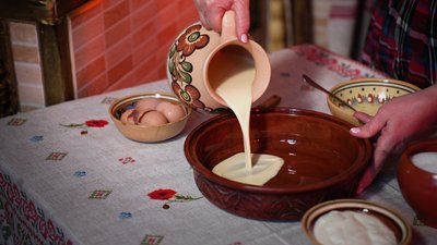 "Кулінарний спадок": як готують десерт із молозива на Рівненщині "Кулінарний спадок": як готують десерт із молозива на Рівненщині