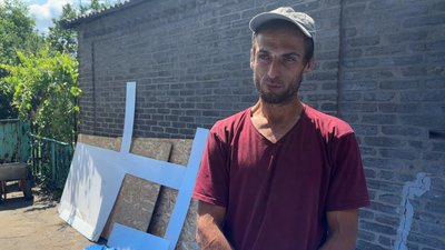 “Усе ледь тримається”: як жителі Ясної Поляни відновлюють будинки після удару “Смерчем” “Усе ледь тримається”: як жителі Ясної Поляни відновлюють будинки після удару “Смерчем”