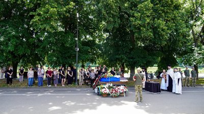 В Ужгороді попрощалися із загиблим захисником Олексієм Журавльовим В Ужгороді попрощалися із загиблим захисником Олексієм Журавльовим