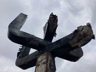 Пошкоджений війною монумент менори у "Дробицькому Яру" Пошкоджений війною монумент менори у "Дробицькому Яру"