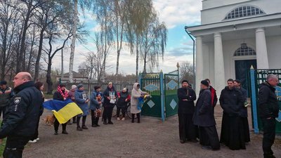 Жителі Безуглівки на Чернігівщині, які перейшли до ПЦУ, зрізали замки на храмі, бо священник не віддавав їм ключів Жителі Безуглівки на Чернігівщині, які перейшли до ПЦУ, зрізали замки на храмі, бо священник не віддавав їм ключів