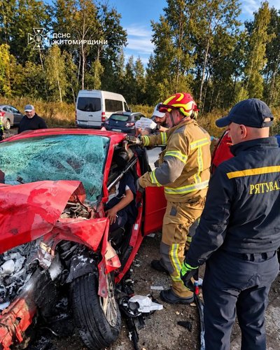Дві автотрощі за добу у громаді на Житомирщині: один підліток загинув, ще один — в лікарні Дві автотрощі за добу у громаді на Житомирщині: один підліток загинув, ще один — в лікарні